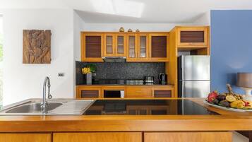 1-Bedroom Villa with a Private Pool | Cozinha privada | Geladeira grande, micro-ondas, cooktop, chaleira elétrica