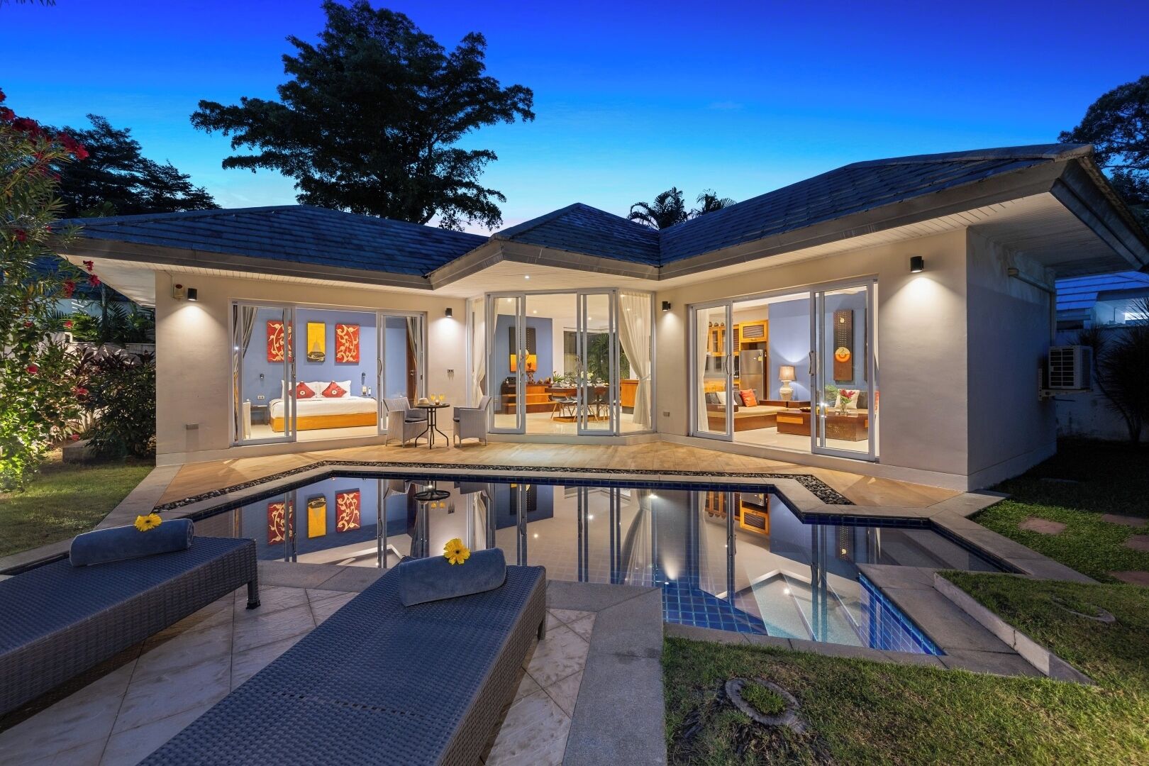 Utendørsbasseng, bassengparasoller og solsenger