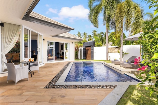Outdoor pool, pool umbrellas, sun loungers