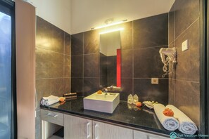 Ducha, secador de pelo, toallas, jabón