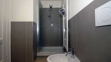 Shower, perlengkapan mandi gratis, kloset, dan handuk
