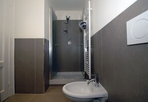 Douche, articles de toilette (gratuits), bidet, serviettes fournies
