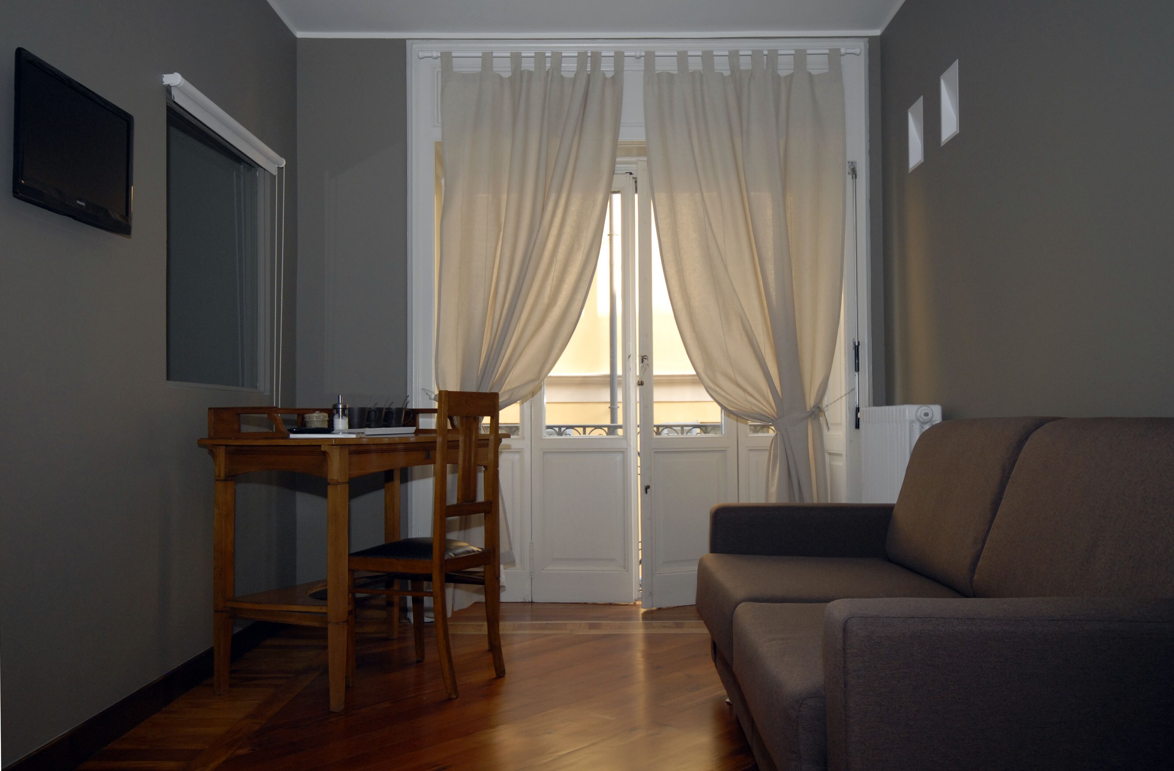 Escritorio, wifi gratis y ropa de cama 