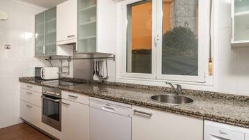 Een koelkast, een magnetron, een oven, een vaatwasser