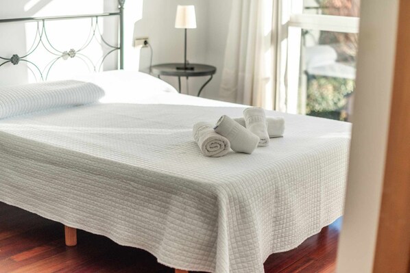 3 bedrooms, desk, iron/ironing board, travel cot