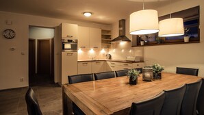 Villa Confort | Cocineta privada | Cafetera y tetera, horno, parrilla de estufa y lavavajillas 