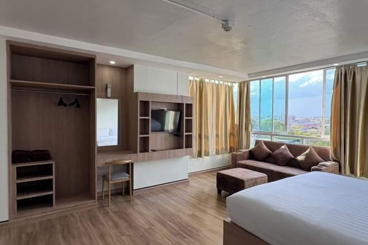 1 bedroom, individually decorated, desk, laptop workspace