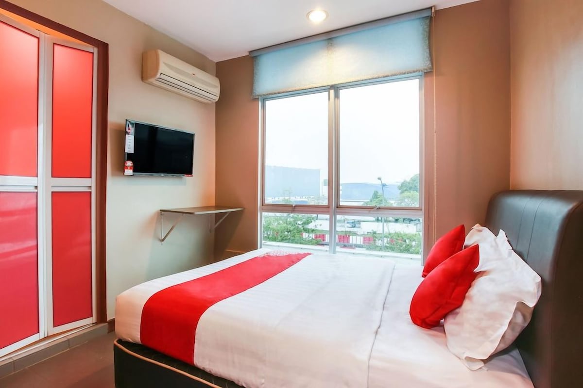 Laptop workspace, free WiFi, bed sheets