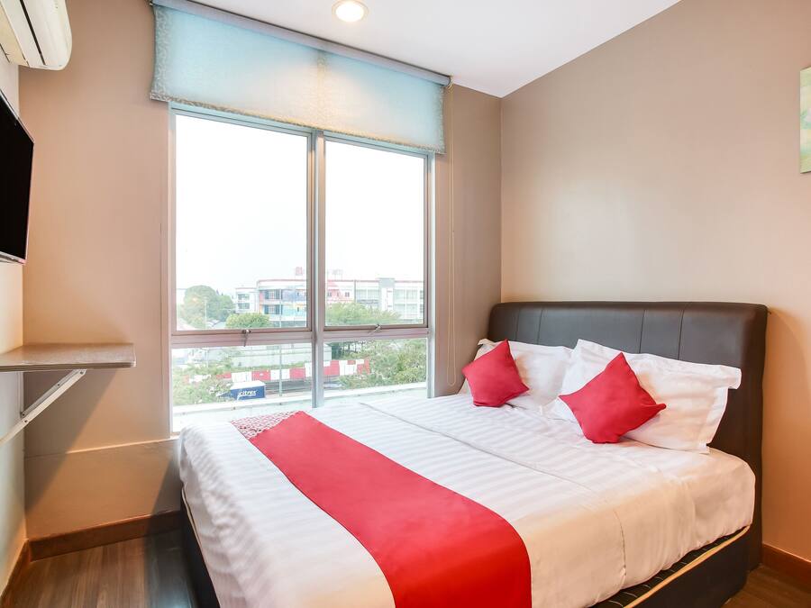 Espacio para trabajar con laptop, wifi gratis y ropa de cama