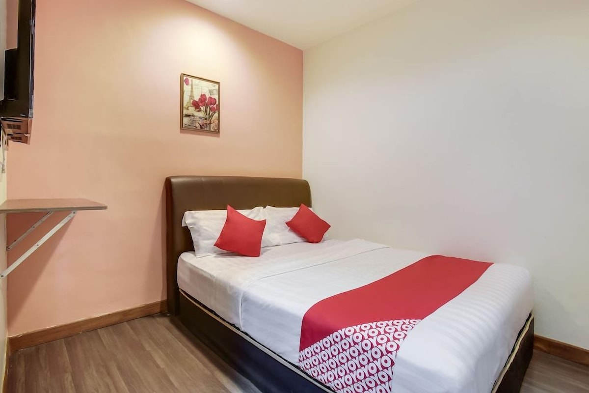 Laptop workspace, free WiFi, bed sheets
