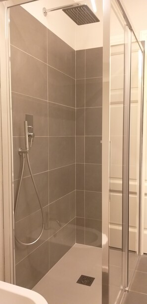 Shower, hair dryer, bidet, towels - Apartment Nave York (Lucca)