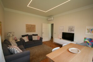 TV, books - Apartment Nave York (Lucca)
