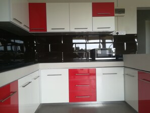 Kjøleskap, mikrobølgeovn, ovn og kokeplater