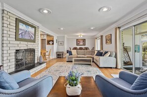 TV, fireplace, streaming services