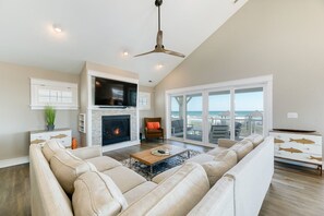 TV, peis, DVD-spiller og stereoanlegg