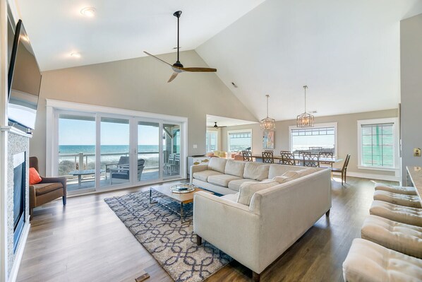 Televisión, chimenea, reproductor de DVD y estéreo 