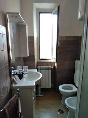 Bruser, hårtørrer, bidet, håndklæder
