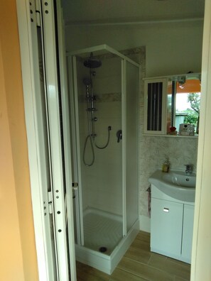 Dusche, Haartrockner, Bidet, Handtücher