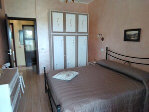 2 bedrooms, desk, iron/ironing board, WiFi