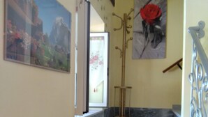 Eine Treppe mit Marmorstufen und einem Metallgeländer.