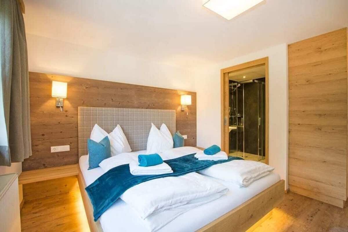 Penthouse | 1 bedroom, desk, soundproofing, free WiFi
