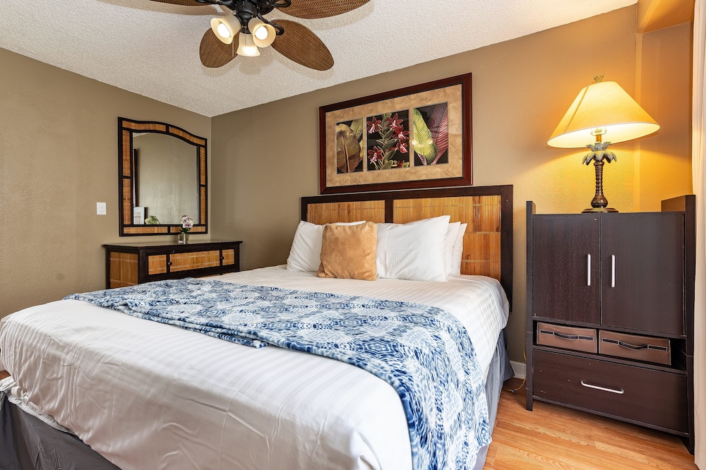 Cabana at Waikiki Condo w/Full Kitchen Close To The Beach & More!