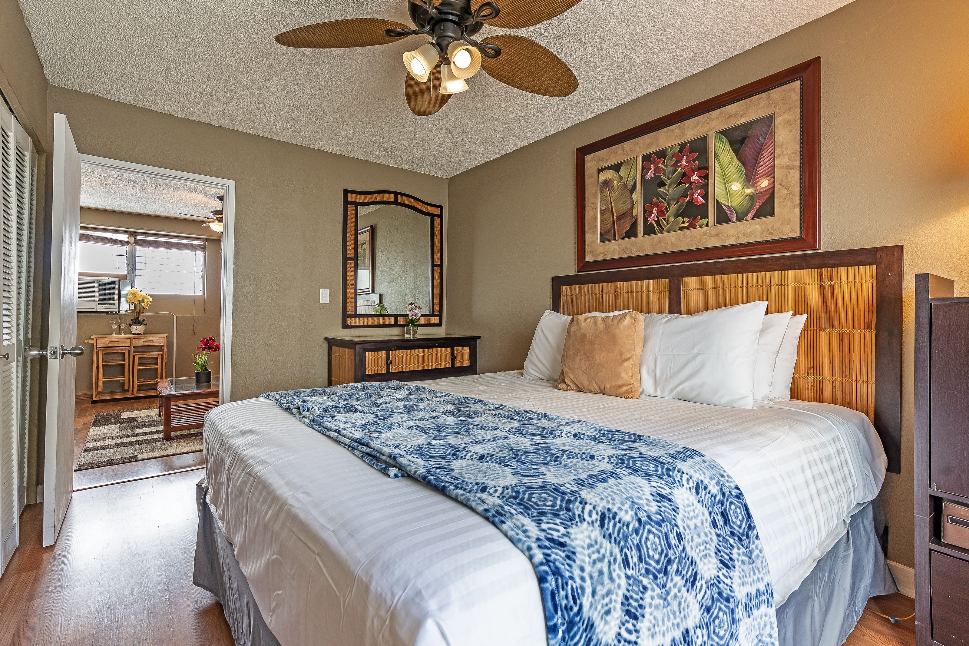 Cabana at Waikiki Condo w/Full Kitchen Close To The Beach & More!