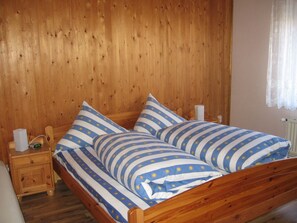 Apartment, Terrasse | 1 Schlafzimmer, kostenlose Babybetten, kostenloses WLAN, Bettwäsche