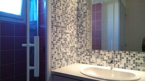 2 bedrooms, free cribs/infant beds
