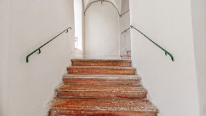 Eine Treppe mit Handlauf, die zu einer höheren Ebene führt.