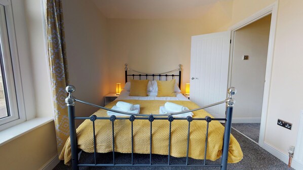 3 bedrooms, iron/ironing board, free WiFi - Westminster Stylish House Accommodation (Bradford)