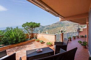 Outdoor dining - GuestHost - Taormina Apartment with Panoramic View (Taormina)