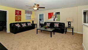 Téléviseur, lecteur de DVD, table de baby-foot, table de ping-pong