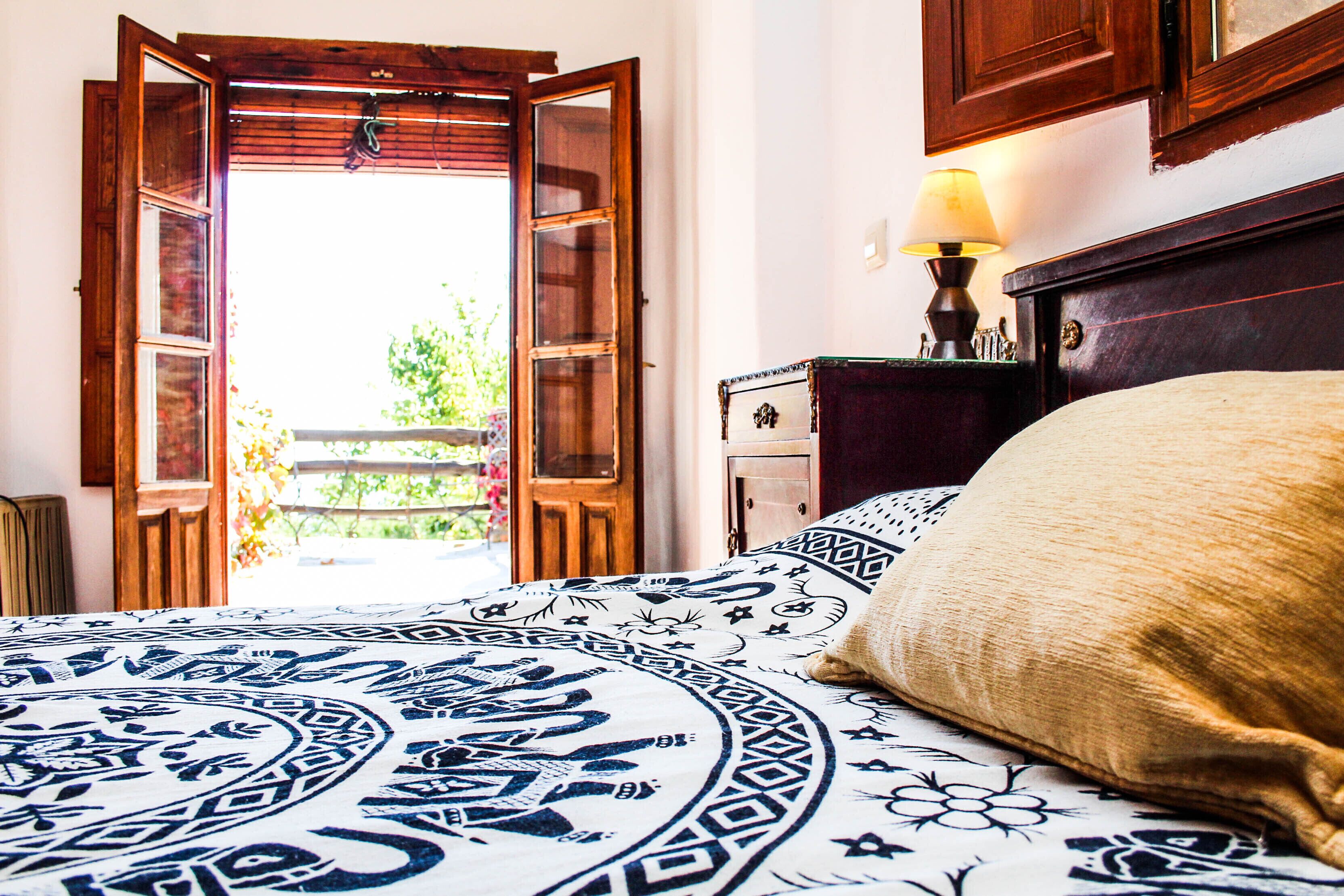 ملاءات للفراش لا تسبب الحساسية وتجهيزات عازلة للصوت ومكواة/لوح كي