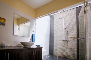 Vila panorâmica | Banheiro | Produtos de toalete grátis, secador de cabelo, chinelos 