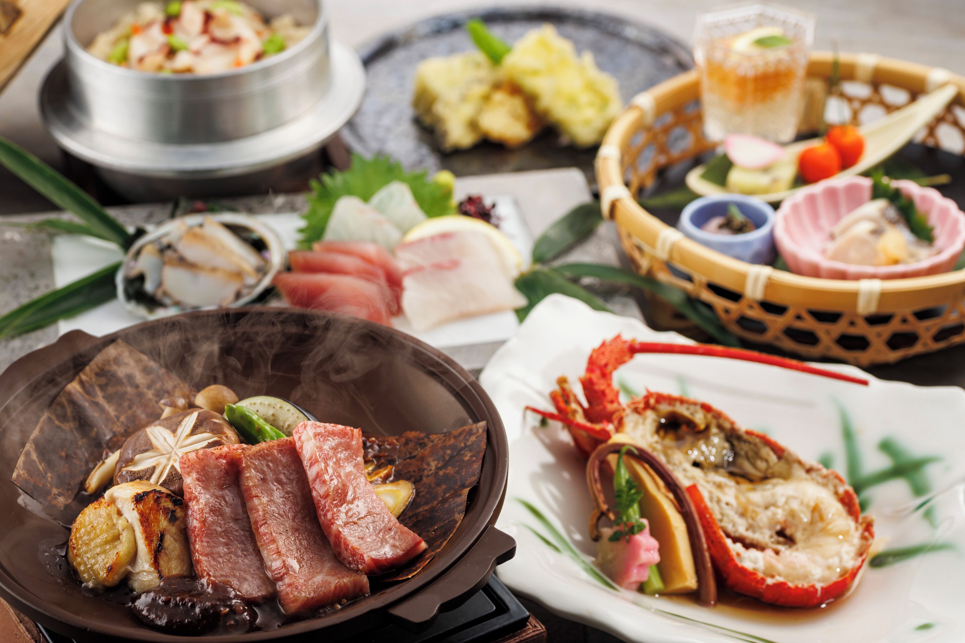 Diverse gerechten, waaronder gegrild vlees, zeevruchten en groenten, gepresenteerd op een tafel met een traditionele Japanse stijl.