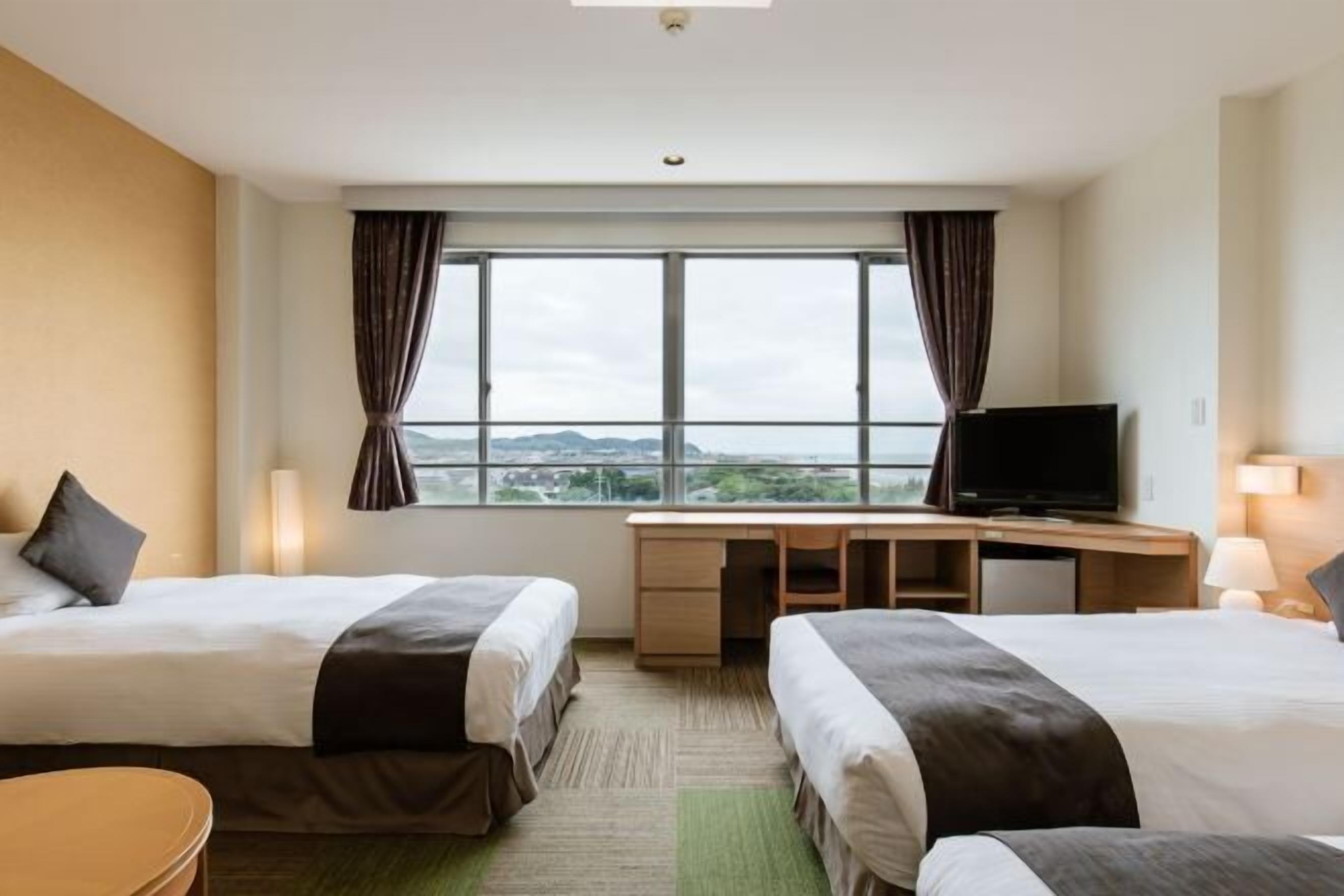 In-room safe, bed sheets