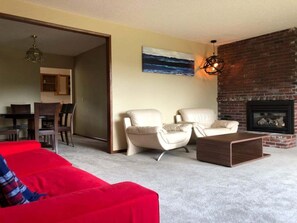 Televisio, takka, DVD-soitin, pöytätennispöytä