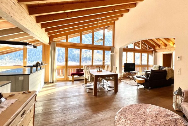 Interior - Spacious penthouse with balcony and panoramic mountain views (Grindelwald)