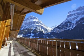 Property grounds - Spacious penthouse with balcony and panoramic mountain views (Grindelwald)