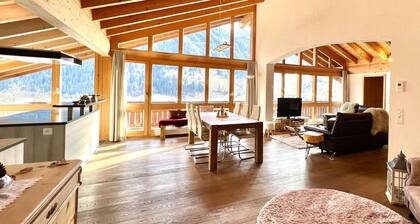 Spacious penthouse with balcony and panoramic mountain views