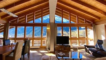 TV, fireplace, DVD player