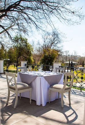 2 restaurants, breakfast, lunch served; local and international cuisine