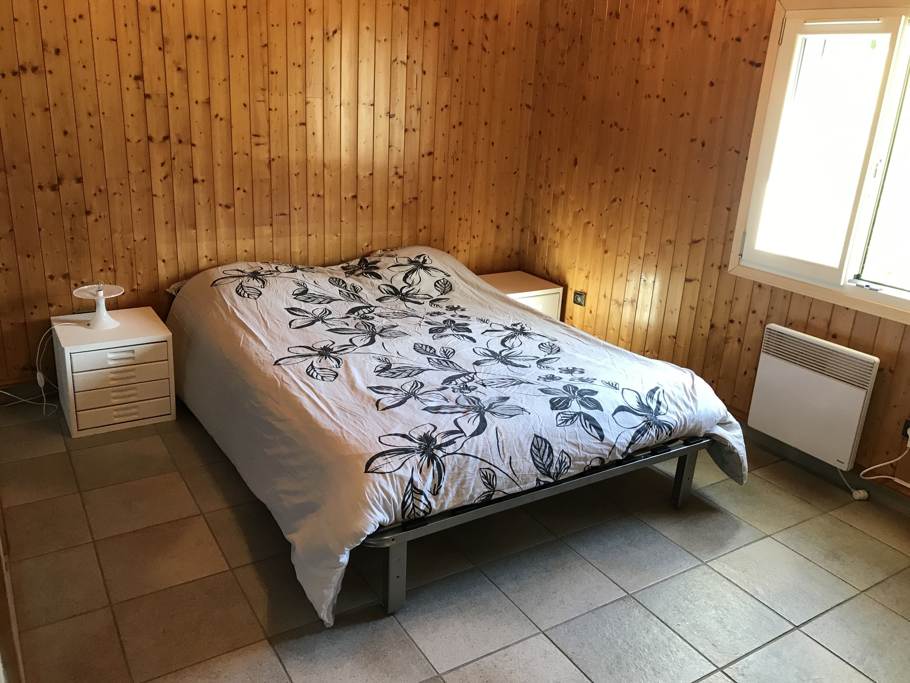 1 habitación, tabla de planchar con plancha, wifi gratis y ropa de cama 