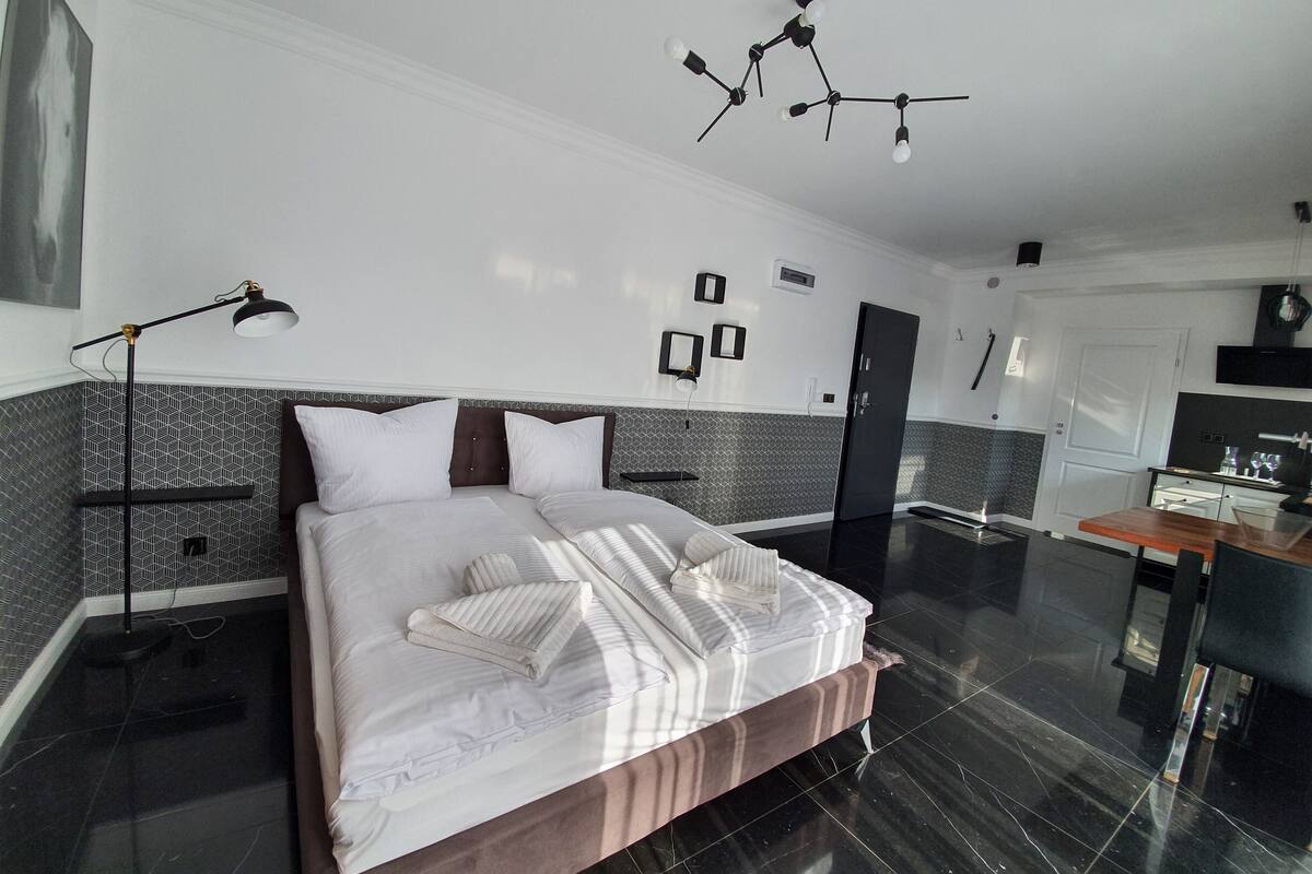 Studio Suite | Living room | 50-inch flat-screen TV with cable channels, TV