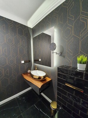 Deluxe Apartment, 1 Queen Bed with Sofa bed, Non Smoking, Bathtub | Bathroom