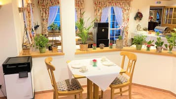 Free daily buffet breakfast