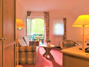 Habitación doble clásica, balcón | Área de sala de estar | Televisión LED 