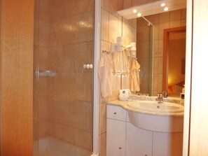 Comfort Double Room, Patio | Bathroom - Landhaus Müritzgarten (Röbel/Müritz)