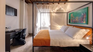 A modern bedroom with a bed, a desk, and a chair. - Residenza Argileto Arancione (Rome)